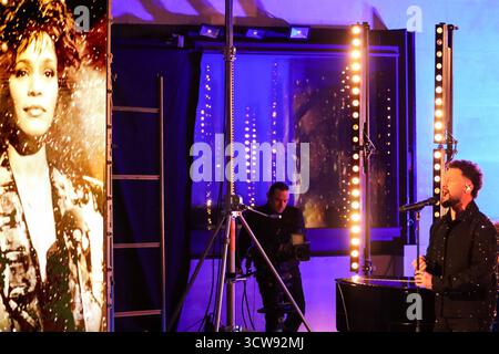 Londra, Regno Unito, 10 ottobre 2025. Calum Scott ha eseguito il suo duetto singolo "i Wanna Dance with Somebody" in The One Show. Una foto del defunto Whitney Houston fu mostrata a sinistra di Scott mentre si esibiva. Crediti: Ben Shaw/Alamy Live News Foto Stock