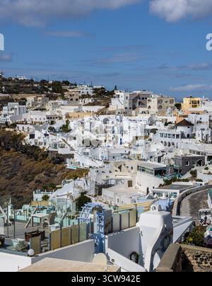 Iconiche case bianche di Fira sull'isola di Santorini, Grecia 4 ottobre 2025 Foto Stock