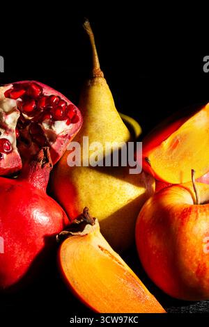 mix di frutta su sfondo nero Foto Stock