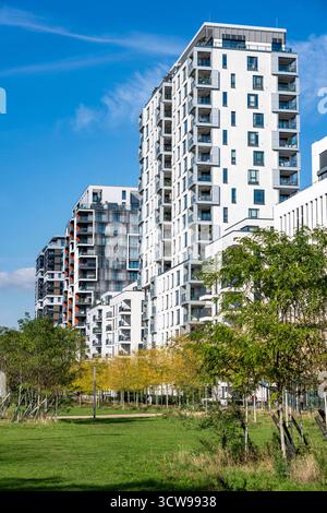 Moderno quartiere residenziale lungo Toulouser Allee, grattacieli con appartamenti e uffici, su ex terreni ferroviari, Renania settentrionale-Vestfalia, Foto Stock