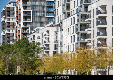 Moderno quartiere residenziale lungo Toulouser Allee, grattacieli con appartamenti e uffici, su ex terreni ferroviari, Renania settentrionale-Vestfalia, Foto Stock