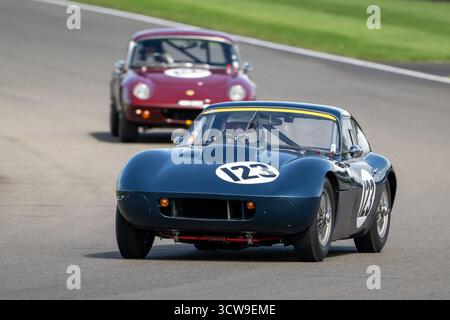 La gara del Fordwater Trophy con auto sportive classiche degli anni '1960 in azione al Goodwood Revival 2025, Goodwood Motor Circuit, Chichester, West Sussex, Foto Stock