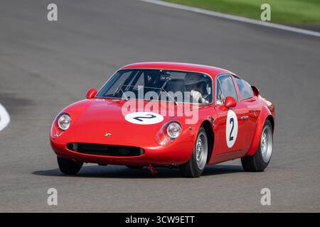 La gara del Fordwater Trophy con auto sportive classiche degli anni '1960 in azione al Goodwood Revival 2025, Goodwood Motor Circuit, Chichester, West Sussex, Foto Stock