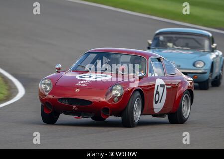 La gara del Fordwater Trophy con auto sportive classiche degli anni '1960 in azione al Goodwood Revival 2025, Goodwood Motor Circuit, Chichester, West Sussex, Foto Stock