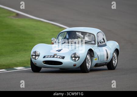La gara del Fordwater Trophy con auto sportive classiche degli anni '1960 in azione al Goodwood Revival 2025, Goodwood Motor Circuit, Chichester, West Sussex, Foto Stock