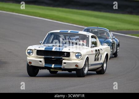 La gara del Fordwater Trophy con auto sportive classiche degli anni '1960 in azione al Goodwood Revival 2025, Goodwood Motor Circuit, Chichester, West Sussex, Foto Stock
