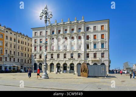 Palazzo Genel in Piazza del Ponte Rosso a Trieste, Italia Foto Stock