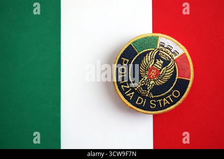 KIEV, UCRAINA - 6 SETTEMBRE 2025 polizia di Stato italiana patch sulla bandiera nazionale primo piano Foto Stock