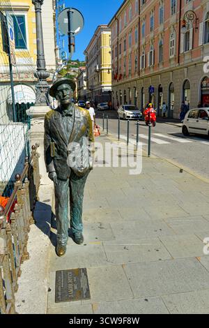 Statua di James Joyce sul ponte di via Roma a Trieste Foto Stock