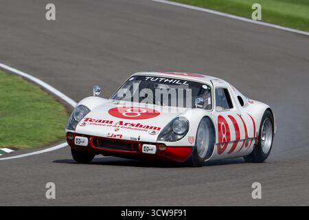 La gara del Fordwater Trophy con auto sportive classiche degli anni '1960 in azione al Goodwood Revival 2025, Goodwood Motor Circuit, Chichester, West Sussex, Foto Stock