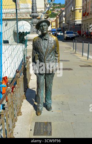 Statua di James Joyce sul ponte di via Roma a Trieste Foto Stock
