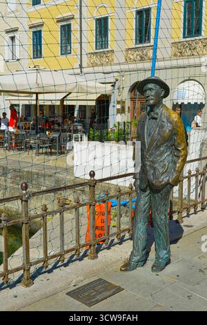 Statua di James Joyce sul ponte di via Roma a Trieste Foto Stock