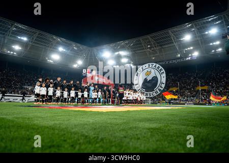 Startelf Deutschland Florian Wirtz (Deutschland, #17), Karim Adeyemi (Deutschland, #14), Serge Gnabry (Deutschland, #20), Nick Woltemade (Deutschland, #11), Aleksandar Pavlovic (Deutschland, #05), Leon Goretzka (Deutschland, #08), Jonathan Tah (Deutschland, #04), David Raum (Deutschland, #22), Nico Schlotterbeck (Deutschland, #15), Oliver Baumann (Deutschland, #01), Joshua Kimmich (Deutschland, #06) bei der Nationalhymne, dahinter Choreografie/Choreo der fans/Fanclub Nationalmannschaft Mut - Staerke - Leidenschaft mit abgebildetem Weißkopfseeadler, GER, Deutschland vs. Luxemburg, Fussball, Foto Stock