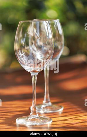 Vetri trasparenti che riflettono il verde Foto Stock
