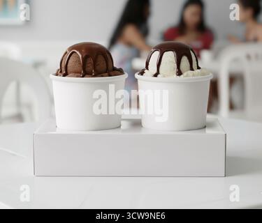 Mockup di gelato in tazze in una gelateria Foto Stock