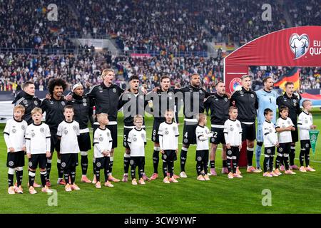 v.li.: Florian Wirtz (Deutschland, 17), Karim Adeyemi (Deutschland, 14), Serge Gnabry (Deutschland, 20), Nick Woltemade (Deutschland, 11), Aleksandar Pavlovic (Deutschland, 5), Leon Goretzka (Deutschland, 8), Jonathan Tah (Deutschland, 4), David Raum (Deutschland, 22), Nico Schlotterbeck (Deutschland, 15), Oliver Baumann (Torwart, Deutschland, 1), Joshua Kimmich (Deutschland, 6, Kapitän) bei der Nationalhymne, Mannschaftsfoto, Teamfoto, Mannschaft, squadra, Gruppenbild, Startelf, 10.10.2025, Sinsheim (Deutschland), Fussball, WM-Qualifikation, Deutschland - Lussemburgo, IL REGOLAMENTO DELL'EVENTO PROHIBI Foto Stock