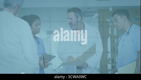 Puntare il medico in cappotto bianco che condivide i dati nel corridoio dell'ospedale, con cartella gialla tablet grafici Foto Stock