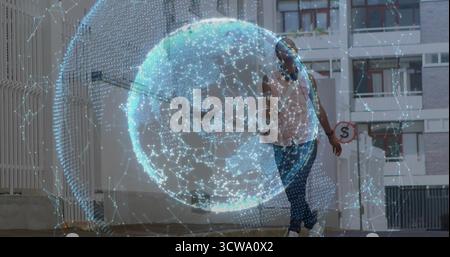 Donna adulta in movimento che indossa le cuffie nel cortile urbano, con globo olografico Foto Stock