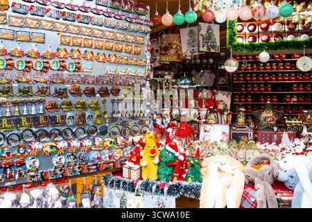 Stand souvenir al mercato di Natale di Sibiu Foto Stock