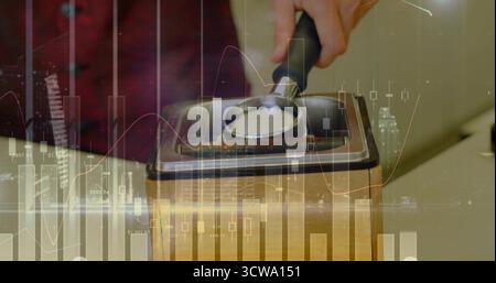 Barista in camicia a quadri rossa che tampona il portafiltro su una scatola a pressione alla postazione del caffè, con agitatore in metallo Foto Stock