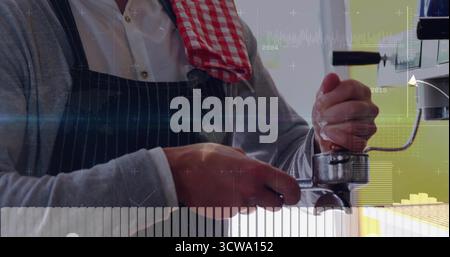 Barista in grembiule per tamponare il portafiltro sul bancone, con macchina per caffè espresso e asciugamano Foto Stock