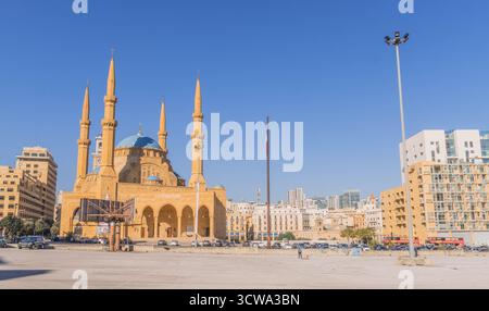 La grande Moschea al-Omari sorge nel centro di Beirut, in Libano, tra moderni edifici cittadini e una piazza pubblica vuota. Foto Stock