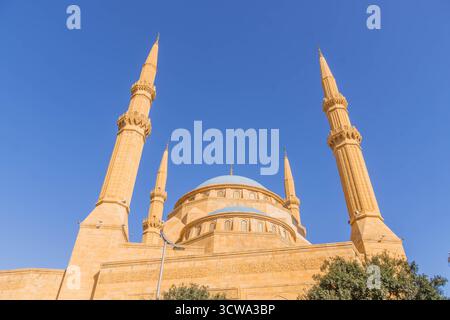 Grande Moschea di al-Omari a Beirut, Libano, con minareti ornati, calligrafia araba e accenni di vegetazione circostante. Foto Stock