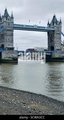Londra, Regno Unito - 28 giugno 2025: Il famoso Tower Bridge sul Tamigi in una giornata nuvolosa Foto Stock