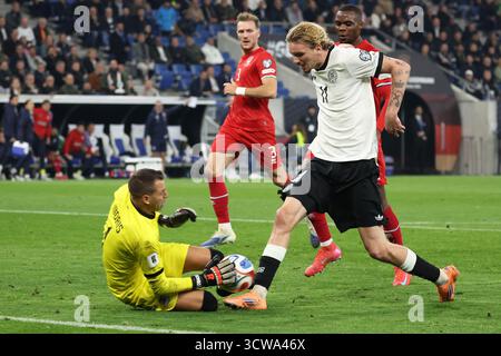 Sinsheim, Germania. 10 ottobre 2025. Nick Woltemade (R) della Germania spara durante la partita di calcio delle qualificazioni europee ai Mondiali 2026 tra Germania e Lussemburgo a Sinsheim, Germania, 10 ottobre 2025. Crediti: Ulrich Hufnagel/Xinhua/Alamy Live News Foto Stock
