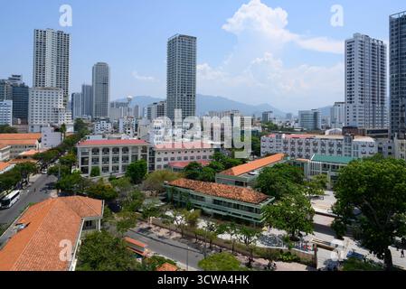 NHA TRANG, VIETNAM - 25 APRILE 2025. Vista aerea dei famosi grattacieli e delle strade cittadine di hotel di marca Foto Stock