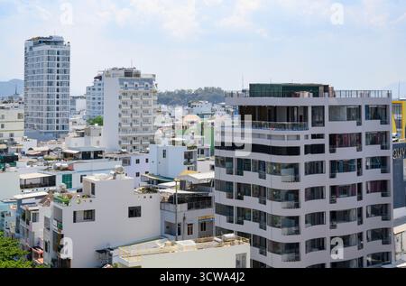 NHA TRANG, VIETNAM - 25 APRILE 2025. Vista aerea di hotel, edifici residenziali ordinari e grattacieli Foto Stock
