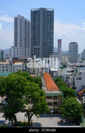 NHA TRANG, VIETNAM - 25 APRILE 2025. Vista aerea della strada, degli edifici residenziali ordinari, della scuola e dei grattacieli Foto Stock