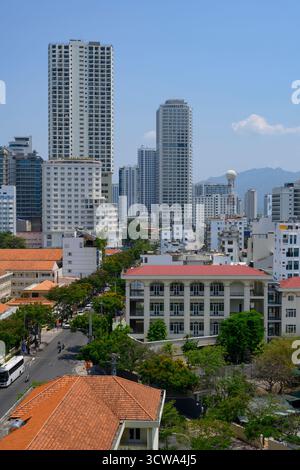 NHA TRANG, VIETNAM - 25 APRILE 2025. Vista aerea dei famosi grattacieli e delle strade cittadine di hotel di marca Foto Stock