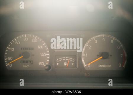 primo piano del quadro strumenti sul cruscotto dell'auto Foto Stock