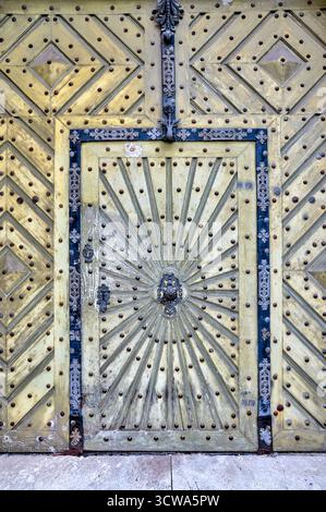 Facciate residenziali storiche e porte ornate alla luce del tardo pomeriggio lungo una stradina nel quartiere Neubau di Vienna Foto Stock
