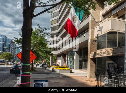 Washington, Stati Uniti. 10 ottobre 2025. WASHINGTON, DC - 10 OTTOBRE: Ambasciata messicana a Washington, DC. (Foto di Tony Quinn/SipaUSA) credito: SIPA USA/Alamy Live News Foto Stock