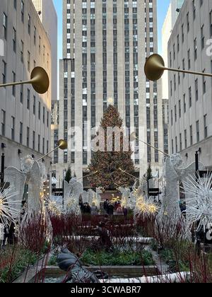 Rockefeller Center a Natale, dove l'albero iconico crea una scena festosa e senza tempo. Foto Stock