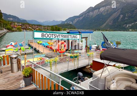 Interlaken è una città turistica svizzera situata tra il Lago di Brienze e il Lago di Thun nella regione dello Jungfrau. E' presente un regolare servizio di traghetto. Foto Stock