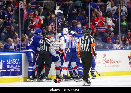 Rochester, New York, Stati Uniti. 10 ottobre 2025. I giocatori dei Rochester Americans e dei Toronto Marlies combattono nel secondo periodo. I Rochester Americans ospitarono i Toronto Marlies in una partita della American Hockey League alla Blue Cross Arena di Rochester, New York. (Jonathan Tenca/CSM). Crediti: csm/Alamy Live News Foto Stock