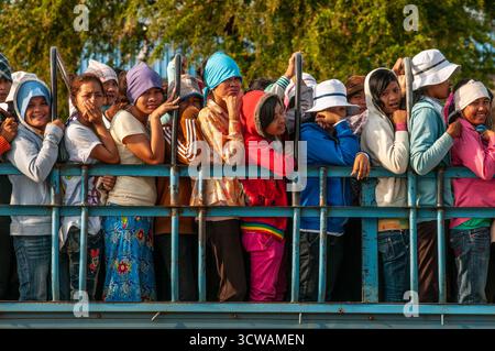 Abuso dei lavoratori, lavoratori di indumenti/fabbriche tessili sovraffollati nel retro di un camion che si sposta a casa dopo il lavoro, Phnom Penh, Cambogia. © Kraig Lieb Foto Stock