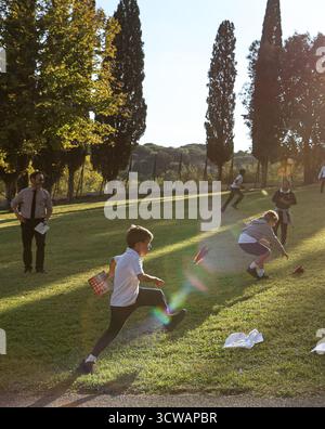 Roma, Italia. 10 ottobre 2025. Gli studenti calano le navicelle durante una fiera a tema metà autunno presso la Marymount International School di Roma, Italia, il 10 ottobre 2025. La fiera si è tenuta qui il venerdì, dove studenti e residenti locali hanno goduto di una varietà di attività culturali cinesi e spettacoli presentati da appassionati locali della cultura cinese. Crediti: Li Jing/Xinhua/Alamy Live News Foto Stock