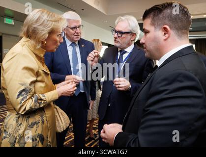 Los Angeles, Stati Uniti. 10 ottobre 2025. La Principessa Astrid del Belgio e il CEO di FEB-VBO Pieter Timmermans nella foto durante l'incontro "Success Stories Breakfast" durante una missione economica sulla costa occidentale degli Stati Uniti, venerdì 10 ottobre 2025. La missione economica belga negli Stati Uniti si svolge dal 4 al 12 ottobre. BELGA PHOTO BENOIT DOPPAGNE credito: Belga News Agency/Alamy Live News Foto Stock