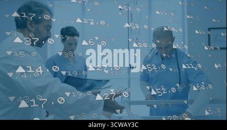 Collaborazione del personale nella revisione dei dati paziente presso il letto ospedaliero, con sovrapposizioni digitali Foto Stock