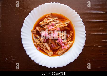 Autentica ricetta di cochinita pibil in un piatto e tacos tipici della penisola dello Yucatan in Messico. Foto Stock