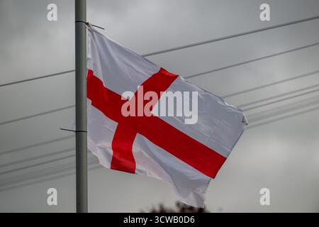 Bandiere della Croce di San Giorgio esposte sui lampioni durante l’operazione “Raise the Colours” a Rotherham, South Yorkshire, Inghilterra Foto Stock