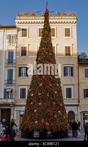 Uno dei tanti alberi di Natale presenti a Roma Foto Stock