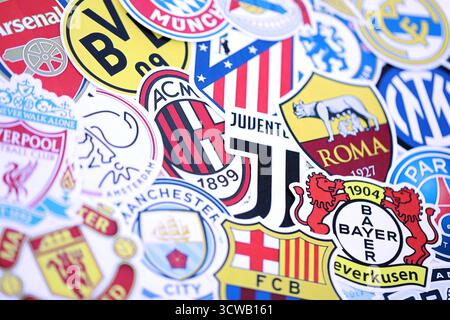 KIEV, UCRAINA - 23 FEBBRAIO 2025 molti emblemi di carta delle squadre di calcio si trovano in grande pila da vicino Foto Stock