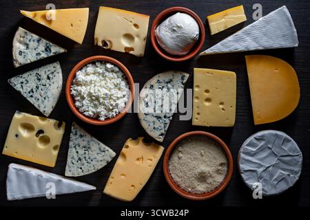 Set di formaggi diversi sullo sfondo della tavola, primo piano, vista dall'alto . Vari tipi di formaggio Foto Stock