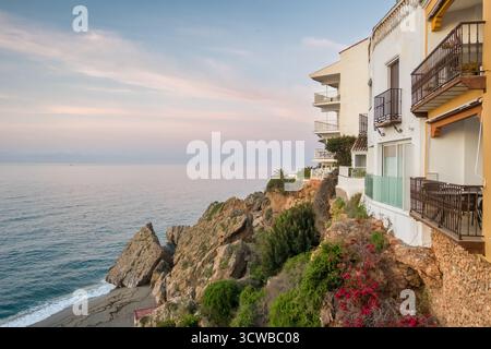 Tradizionale architettura costiera con splendide viste sul mare a Nerja, Spagna Foto Stock