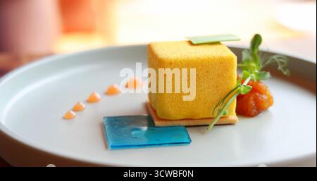Dessert gourmet serviti elegantemente in un raffinato ristorante, caratterizzato da Foto Stock